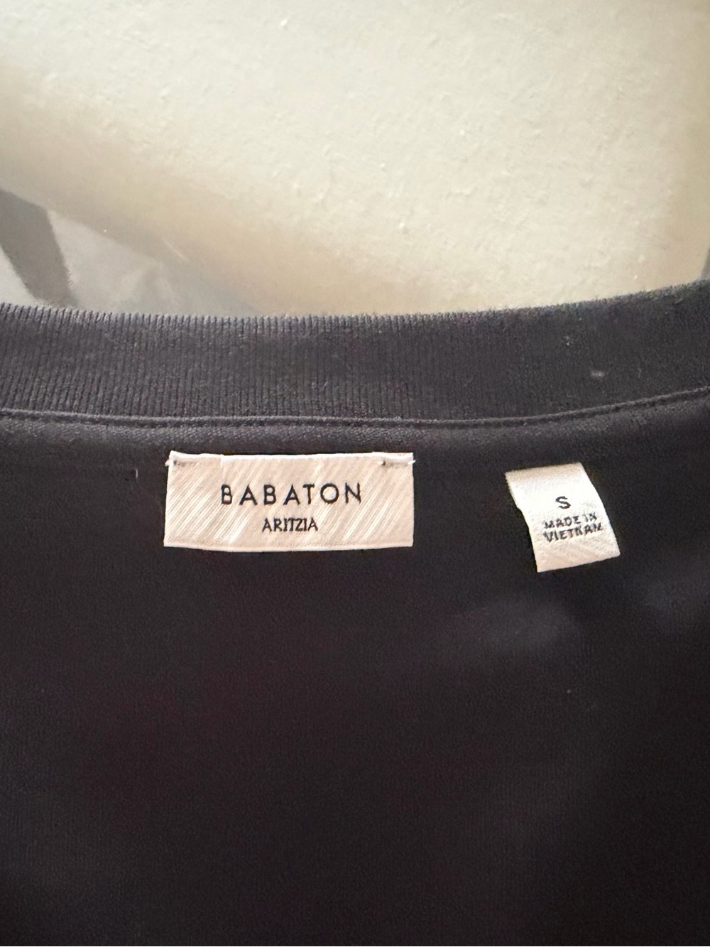 Aritzia Interlock Cotton Verify V-neck T-shirt - S - Black - Like New - Picture 5 of 6